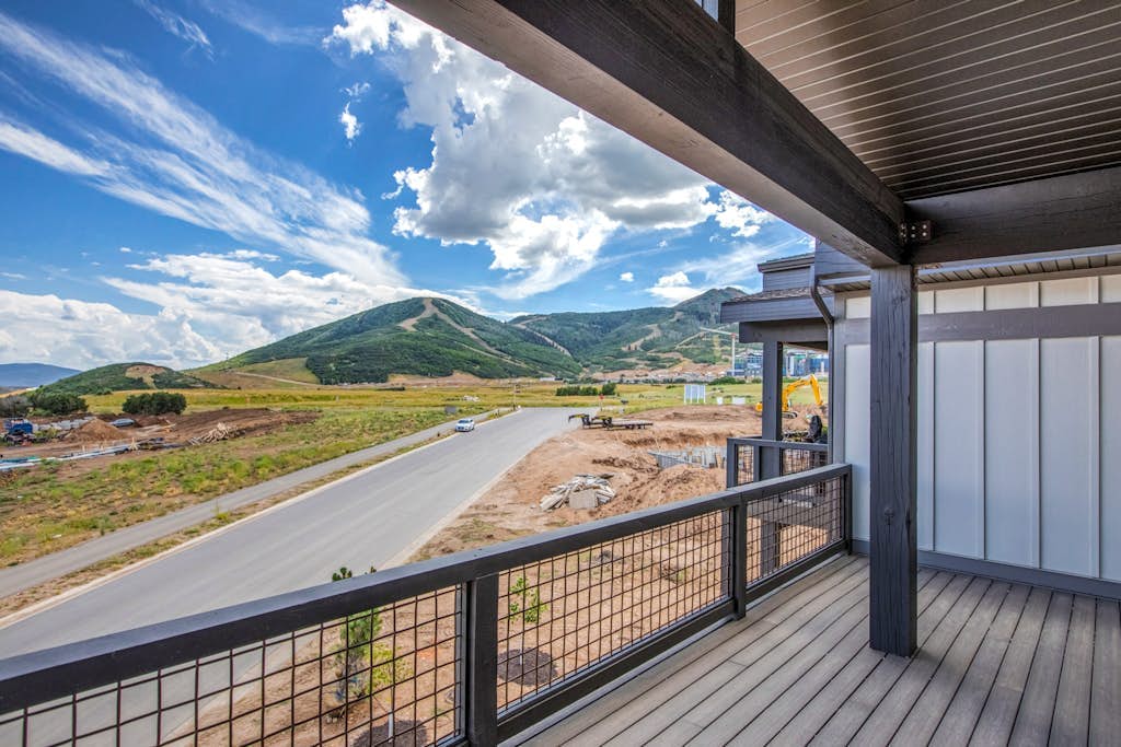 Brand-new top floor condo near Park City with water/mtn views, fireplace, W/D
