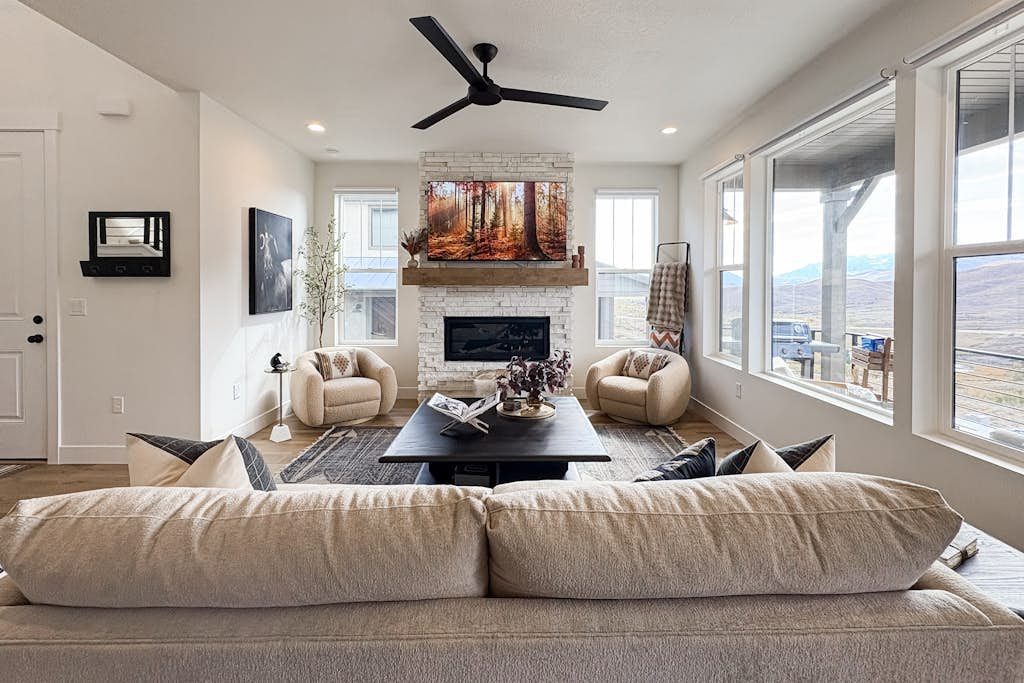 New Home with panoramic views, office loft & private hot tub