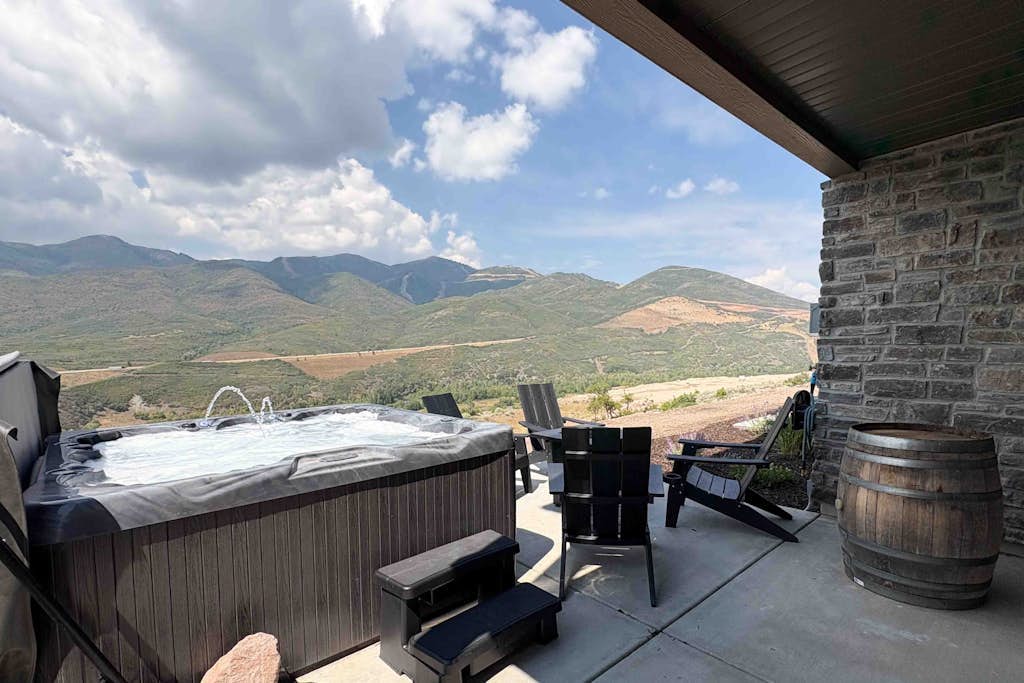 New Home with panoramic views, office loft & private hot tub