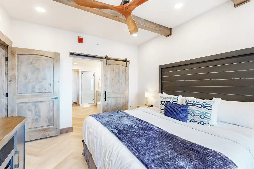 Ski-in-ski-out condo - indoor & outdoor pools, sauna, hot tubs, game room, gym, W&D, AC