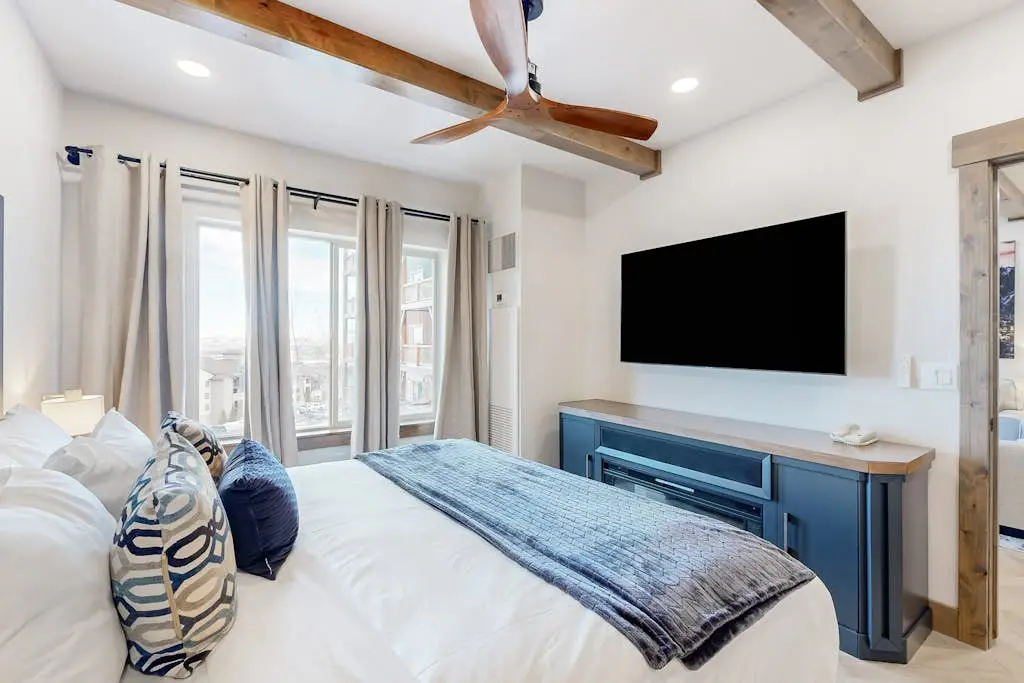 Ski-in-ski-out condo - indoor & outdoor pools, sauna, hot tubs, game room, gym, W&D, AC