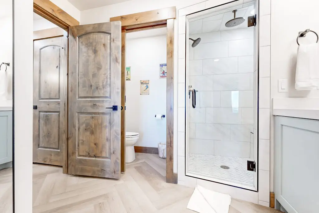 Ski-in-ski-out condo - indoor & outdoor pools, sauna, hot tubs, game room, gym, W&D, AC