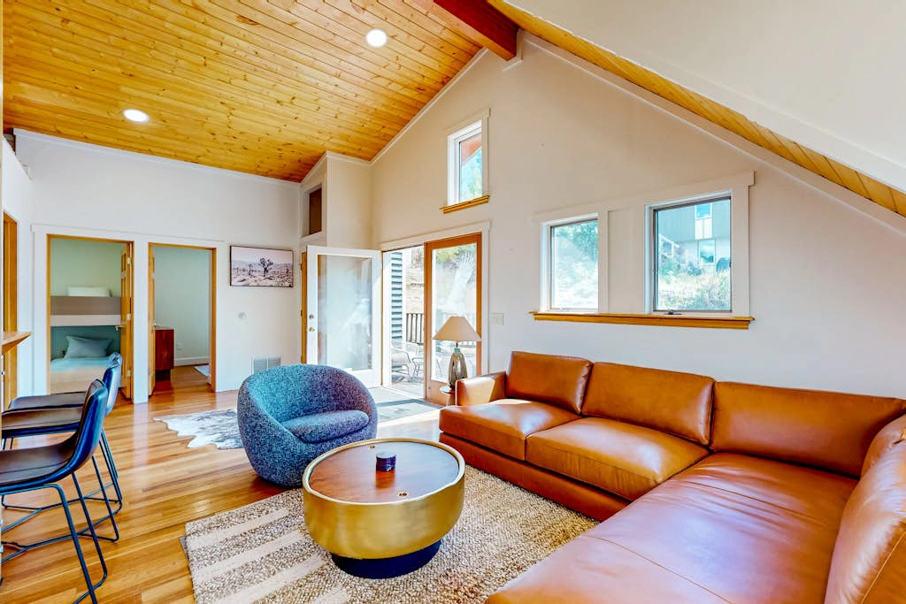 Upper-level home near Main St with private hot tub, deck, ski & mtn views