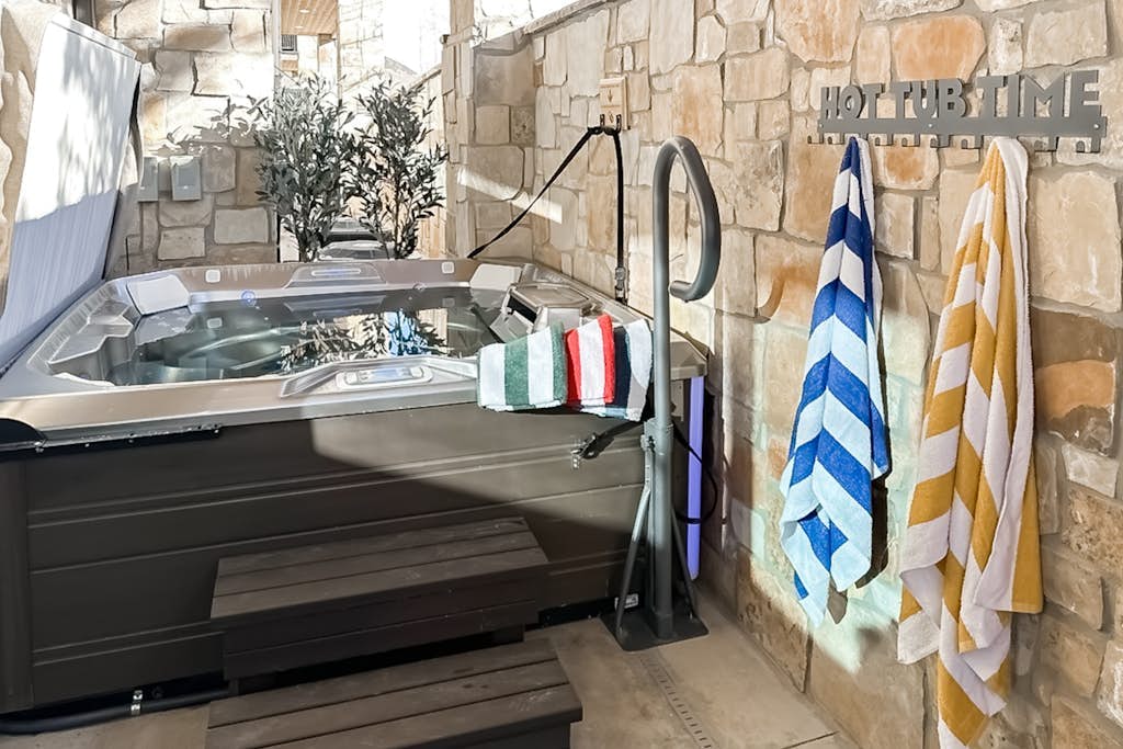 Private Hot Tub, Mountain Views, Near Golf Course and Walk to Lifts