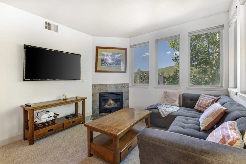 Light-filled condo with heated pool & hot tub, near shopping & skiing