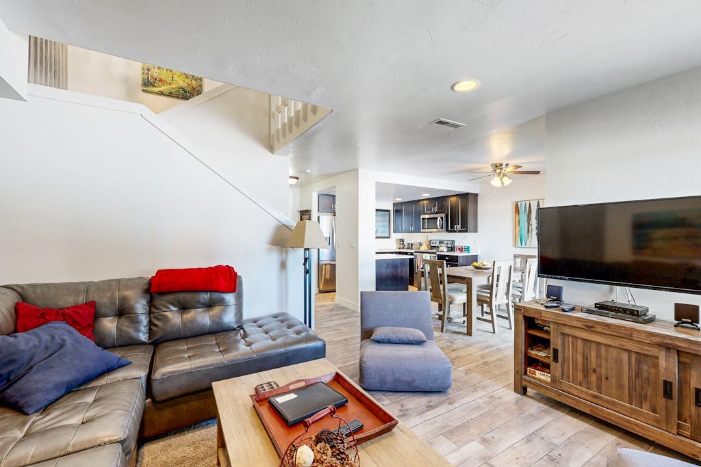 Dog-friendly townhome with hot tub, tennis, & private balcony
