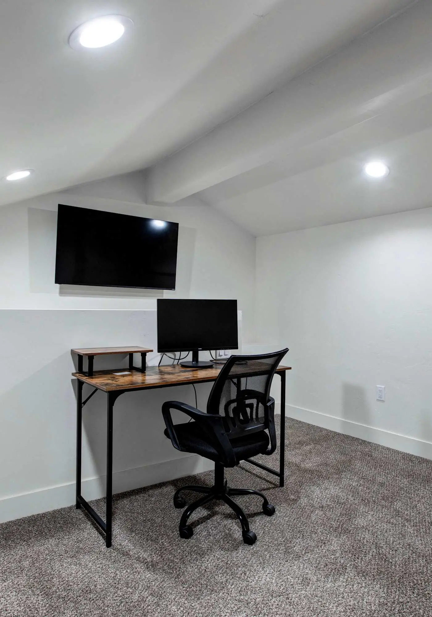 Dog-friendly townhome with hot tub, tennis, & private balcony