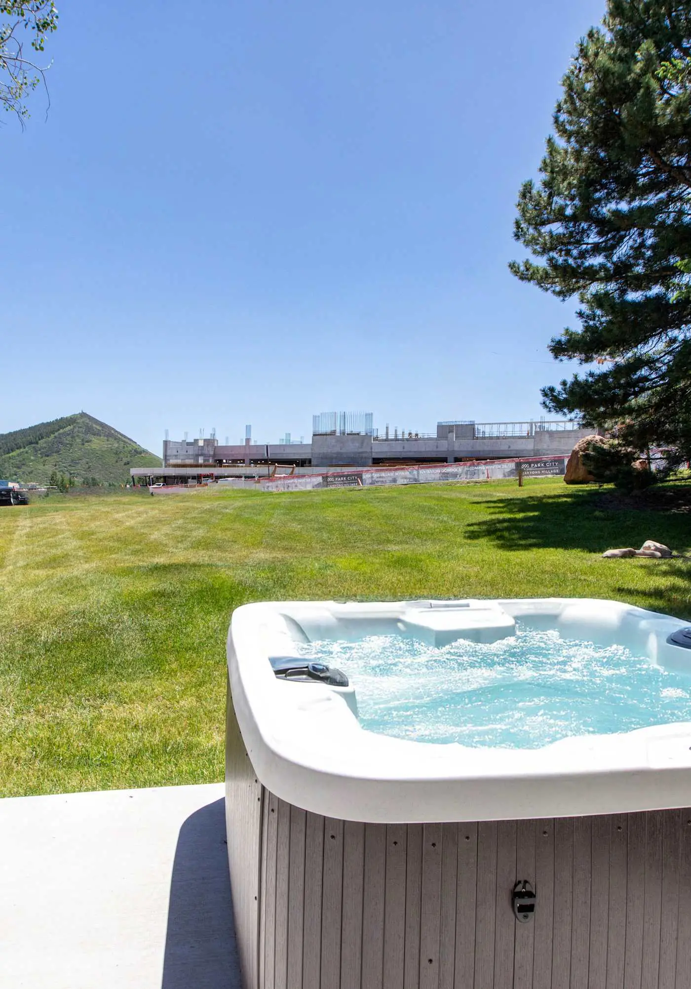 Dog-friendly townhome with hot tub, tennis, & private balcony
