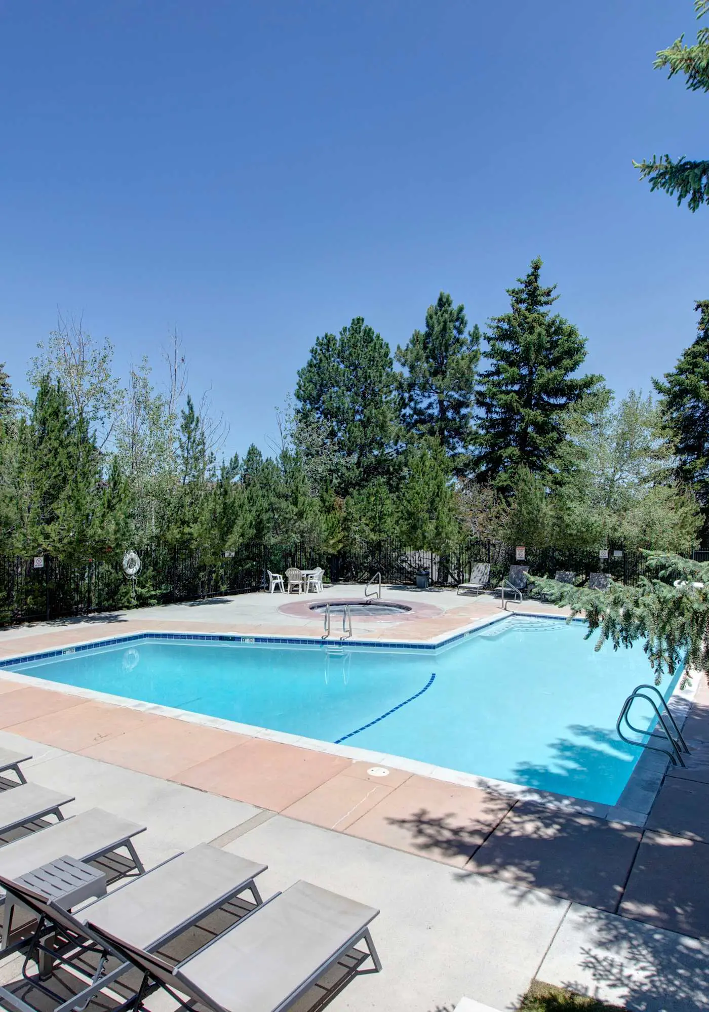 Dog-friendly townhome with hot tub, tennis, & private balcony