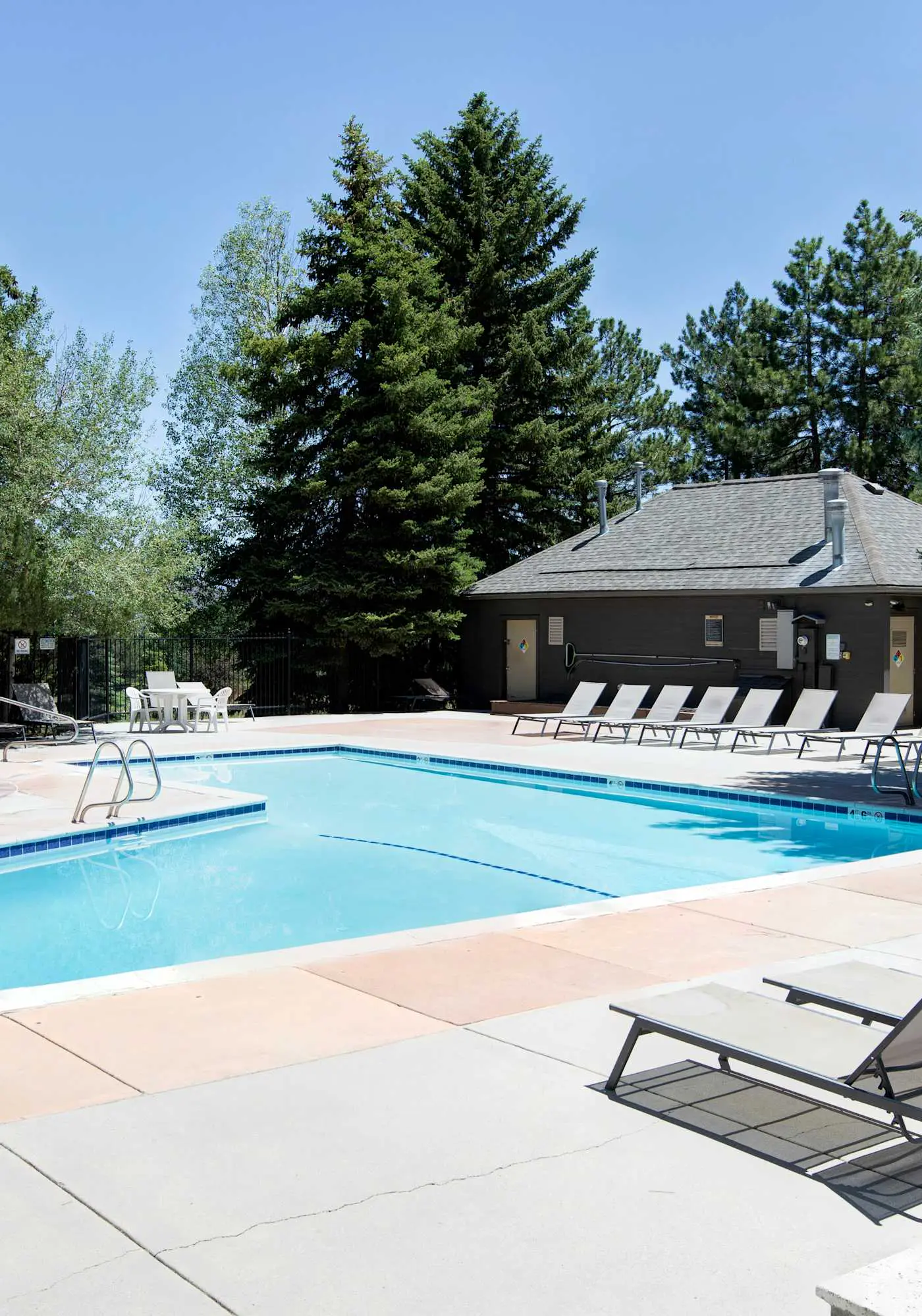 Dog-friendly townhome with hot tub, tennis, & private balcony