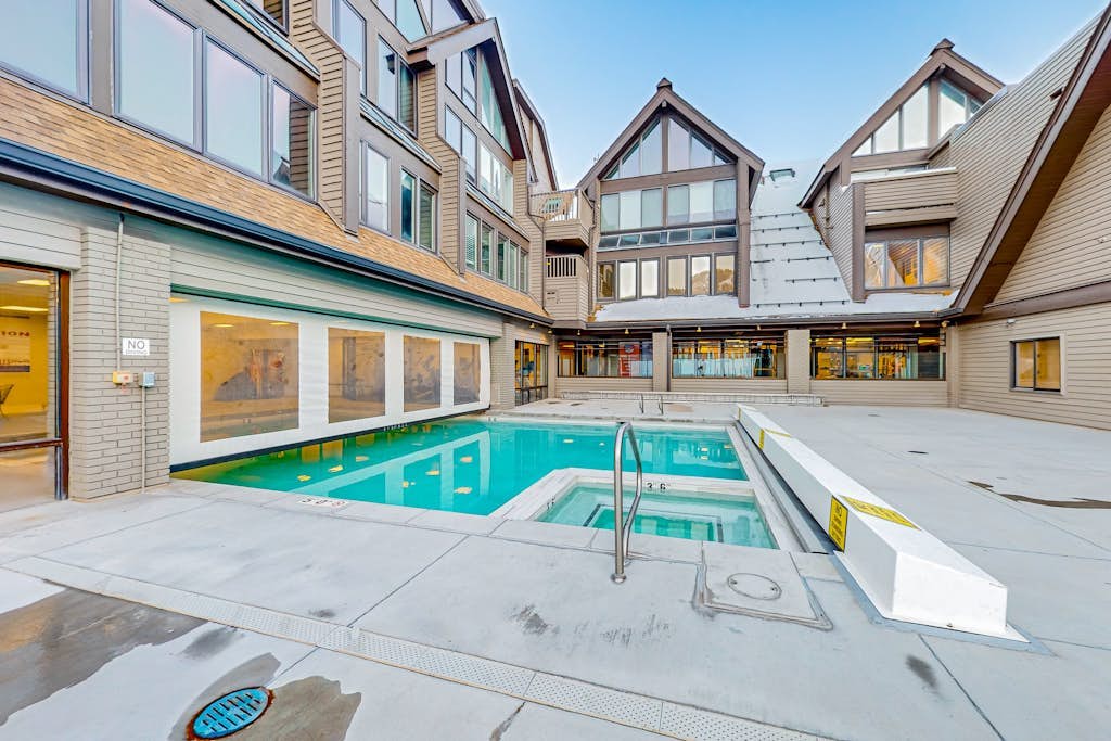 Lovely ski-in/out studio with pool, hot tub, sauna & fireplace - walk to lifts