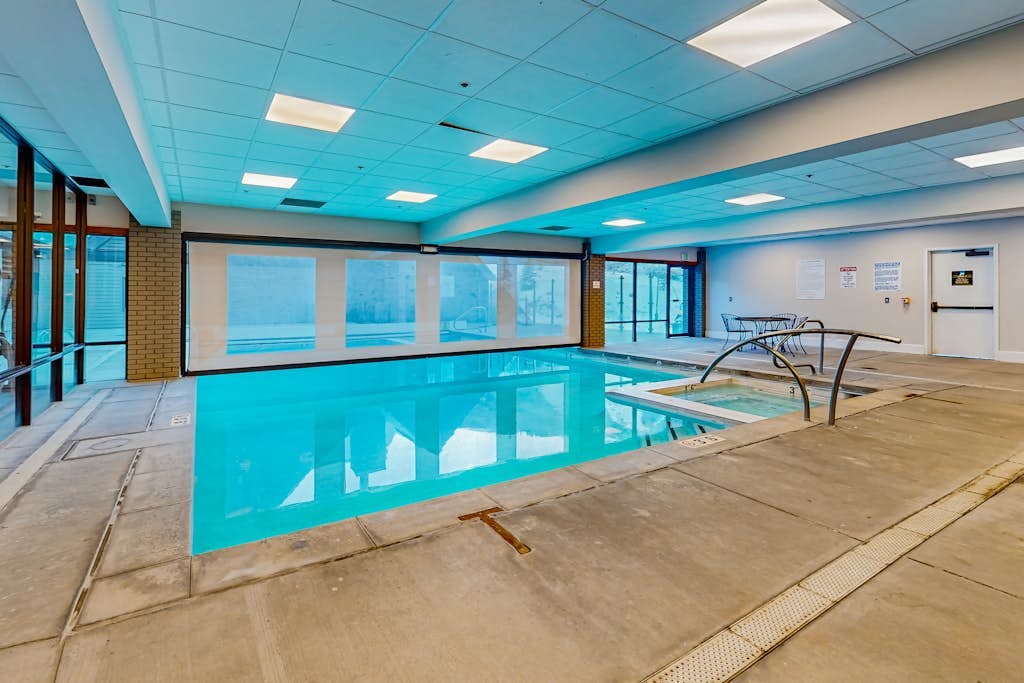 Lovely ski-in/out studio with pool, hot tub, sauna & fireplace - walk to lifts
