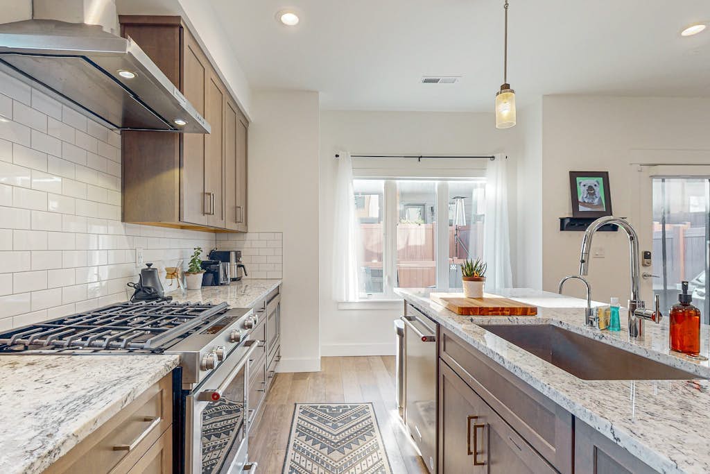 Luxurious, dog-friendly home with  private hot tub, W&D, AC, WiFi, near slopes