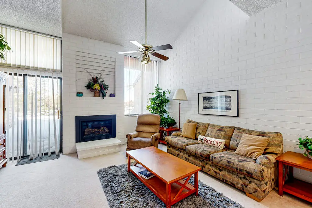 Airy condo with pool, sauna, private hot tub, fireplace, & washer & dryer