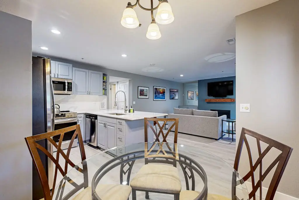 Old Town renovated first-floor condo with shared all-season pool, walk to slopes