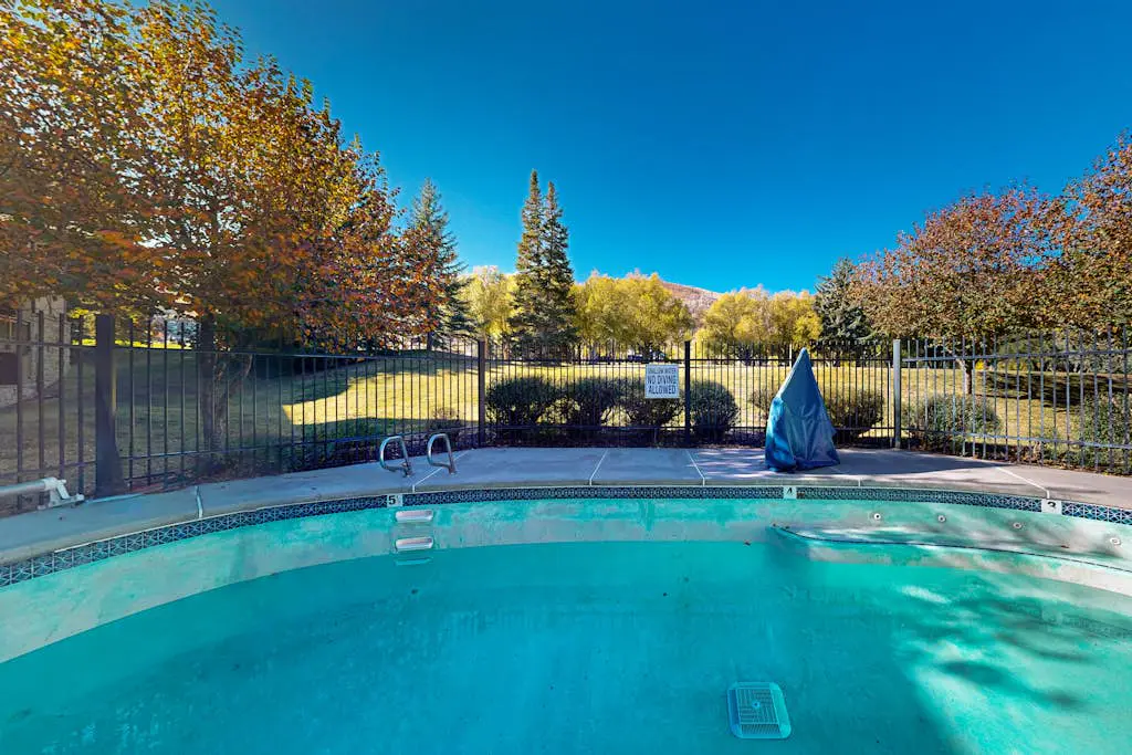 Old Town renovated first-floor condo with shared all-season pool, walk to slopes
