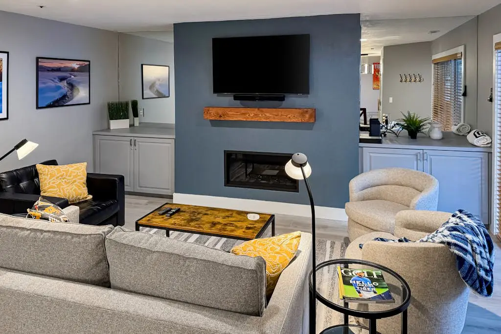 Old Town renovated first-floor condo with shared all-season pool, walk to slopes
