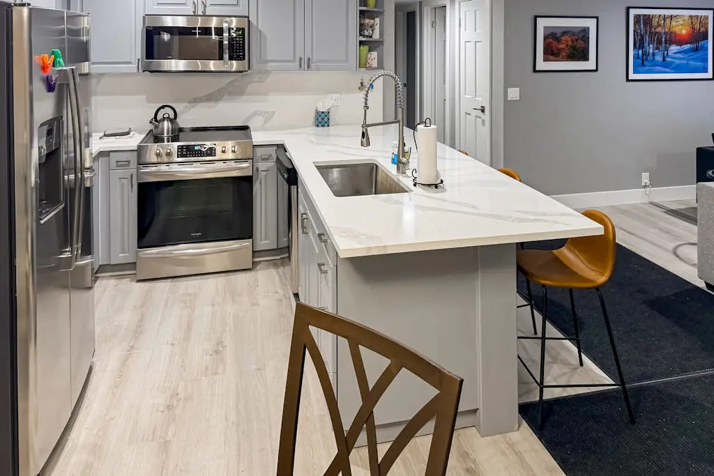 Old Town renovated first-floor condo with shared all-season pool, walk to slopes