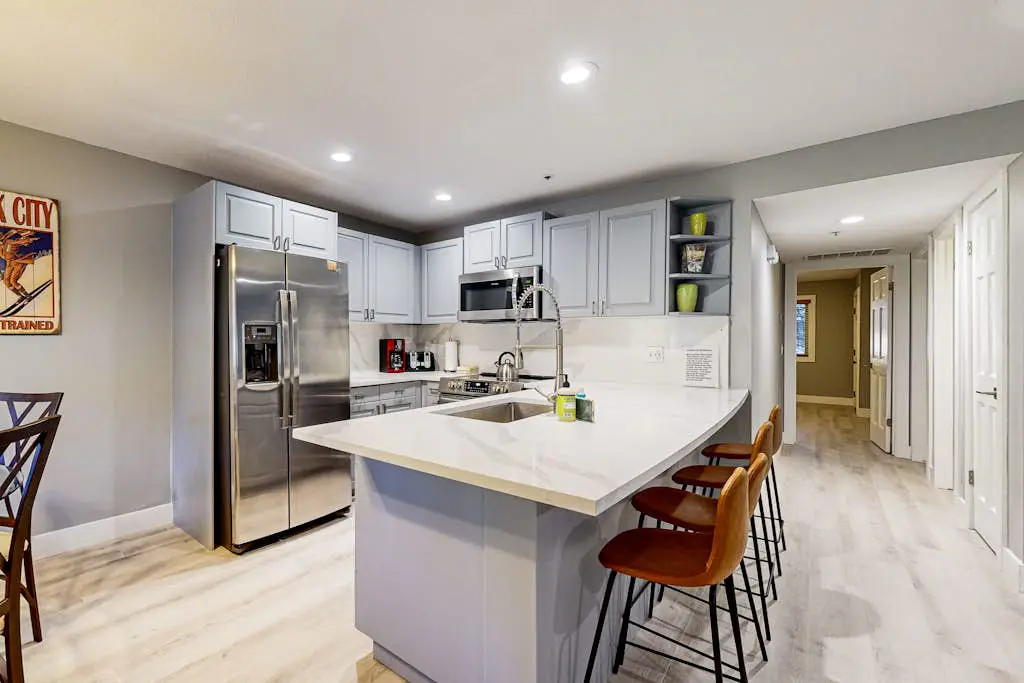 Old Town renovated first-floor condo with shared all-season pool, walk to slopes