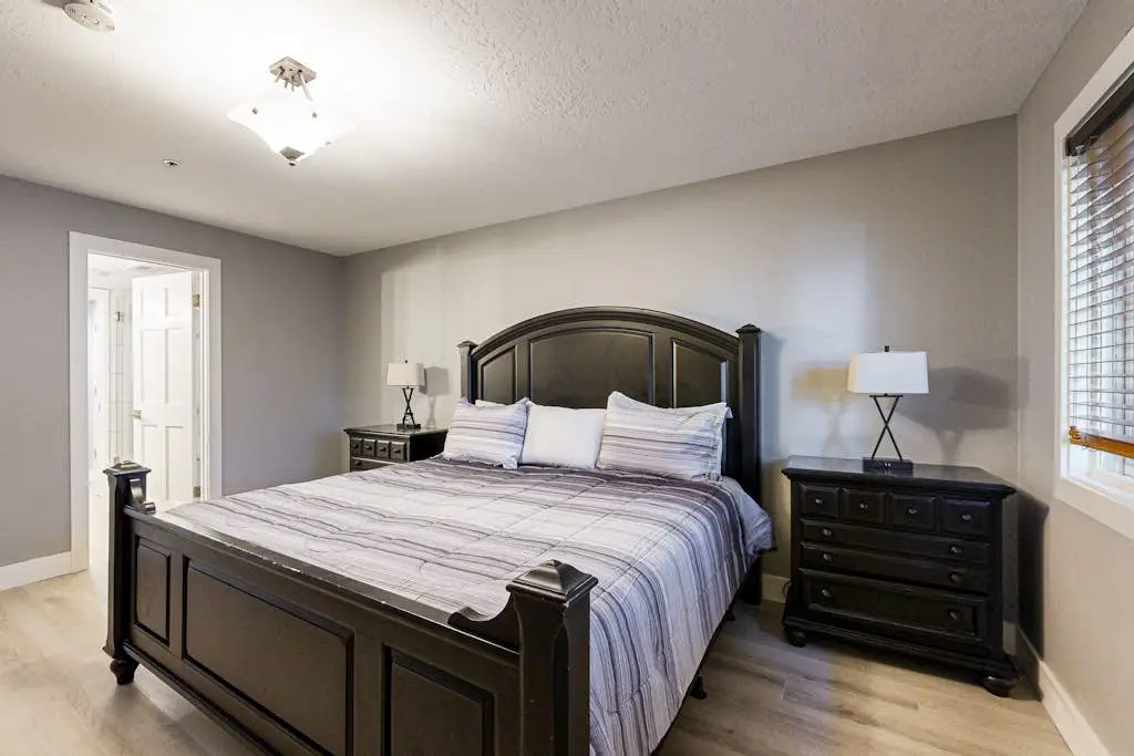 Old Town renovated first-floor condo with shared all-season pool, walk to slopes
