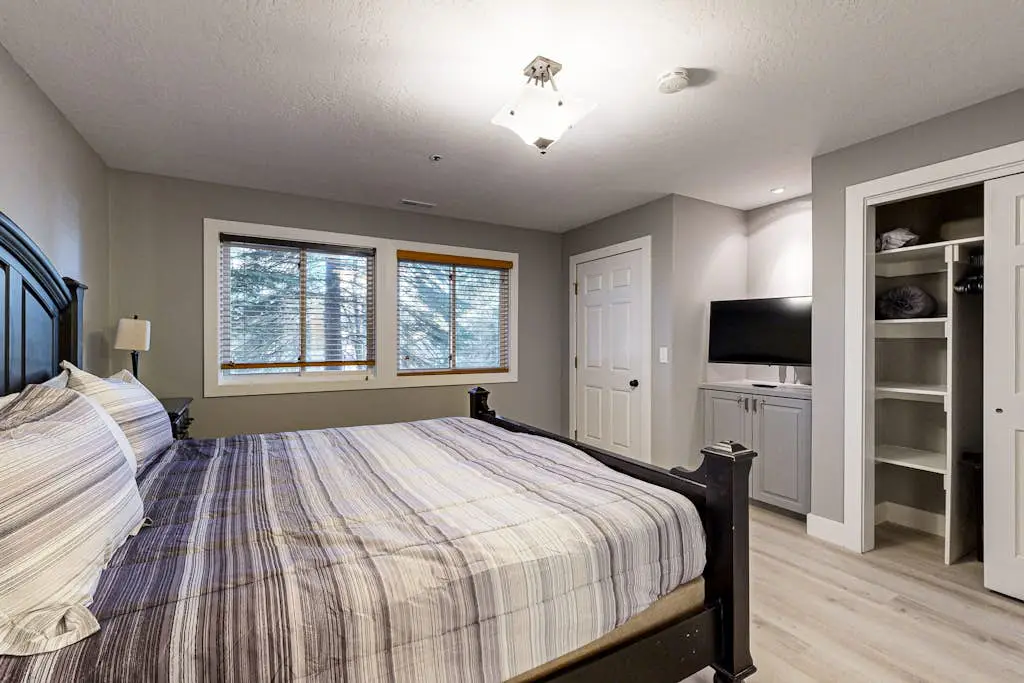 Old Town renovated first-floor condo with shared all-season pool, walk to slopes