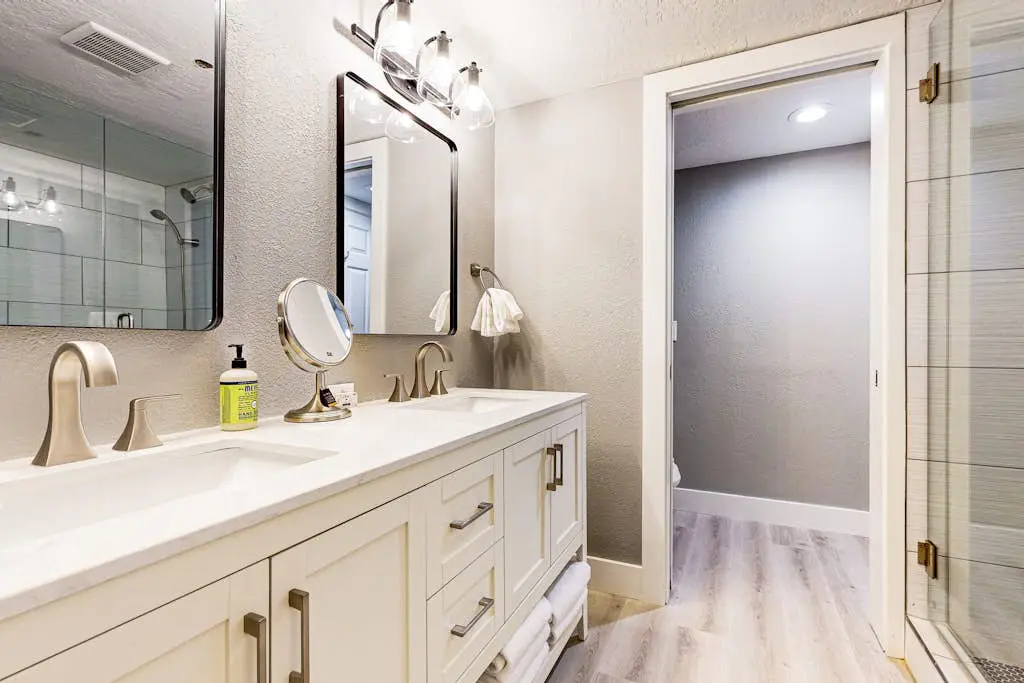 Old Town renovated first-floor condo with shared all-season pool, walk to slopes