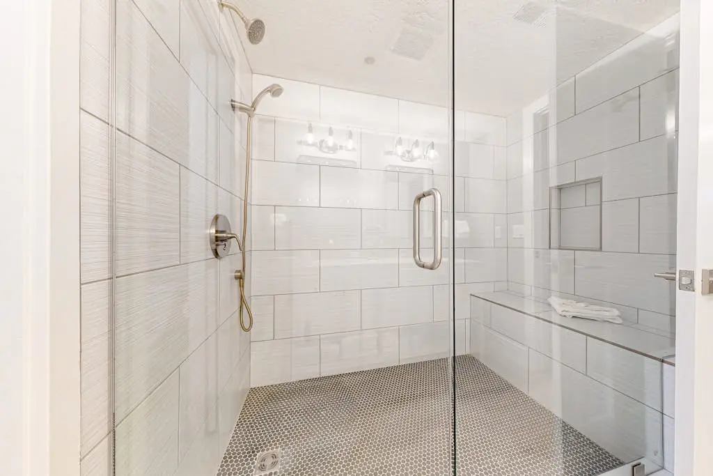 Old Town renovated first-floor condo with shared all-season pool, walk to slopes