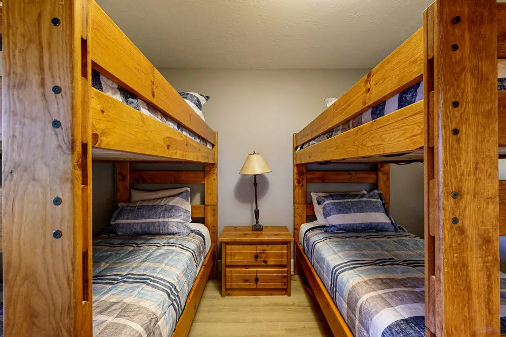 Old Town renovated first-floor condo with shared all-season pool, walk to slopes