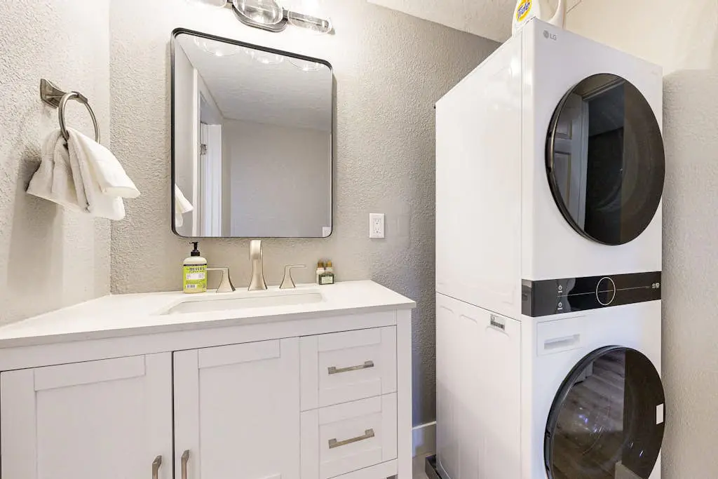 Old Town renovated first-floor condo with shared all-season pool, walk to slopes
