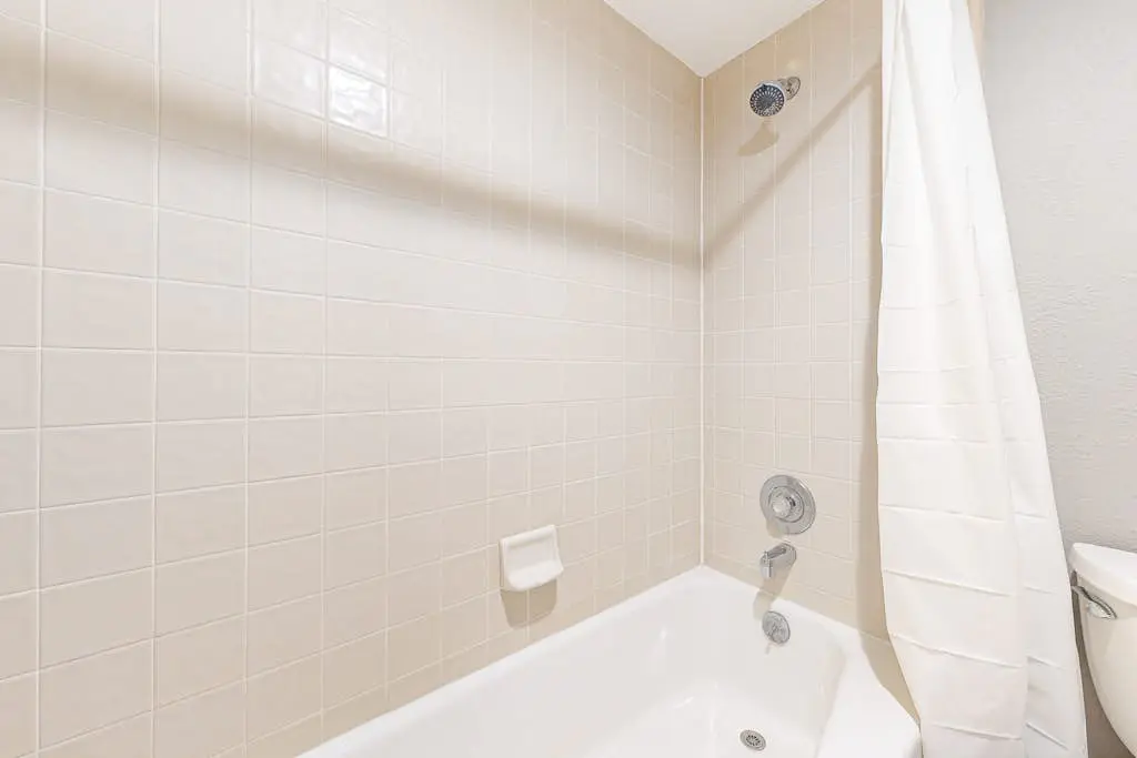 Old Town renovated first-floor condo with shared all-season pool, walk to slopes