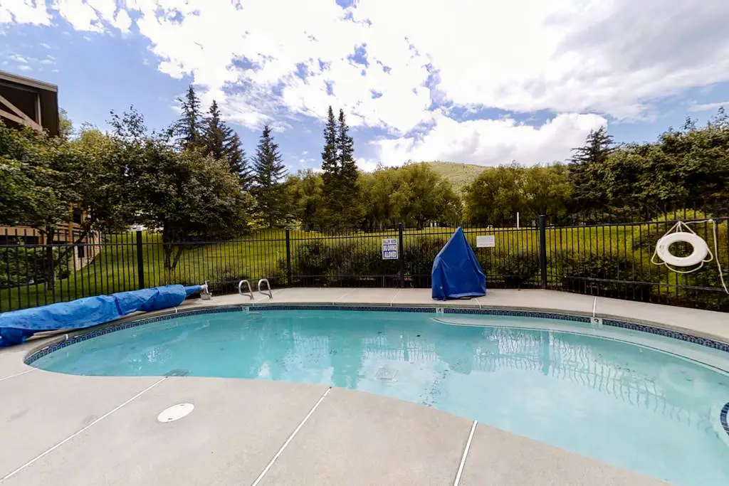Old Town renovated first-floor condo with shared all-season pool, walk to slopes