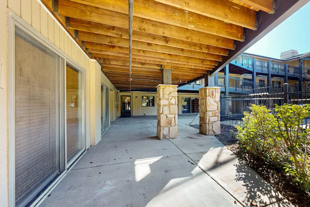 Old Town renovated first-floor condo with shared all-season pool, walk to slopes