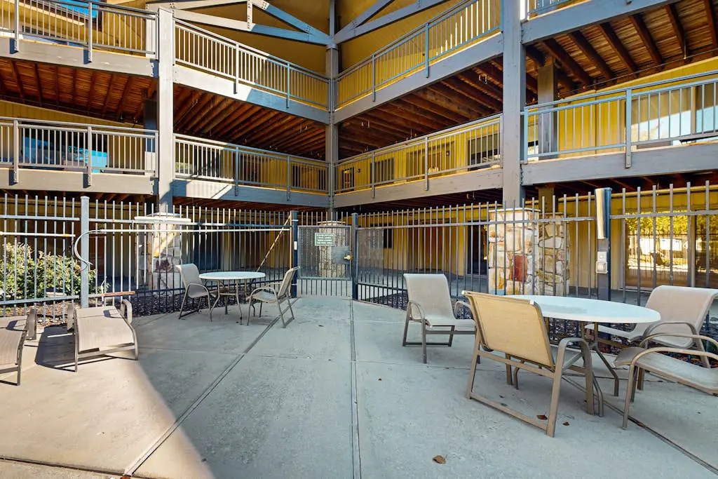 Old Town renovated first-floor condo with shared all-season pool, walk to slopes