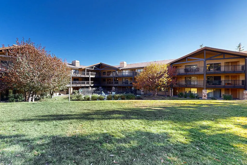 Old Town renovated first-floor condo with shared all-season pool, walk to slopes