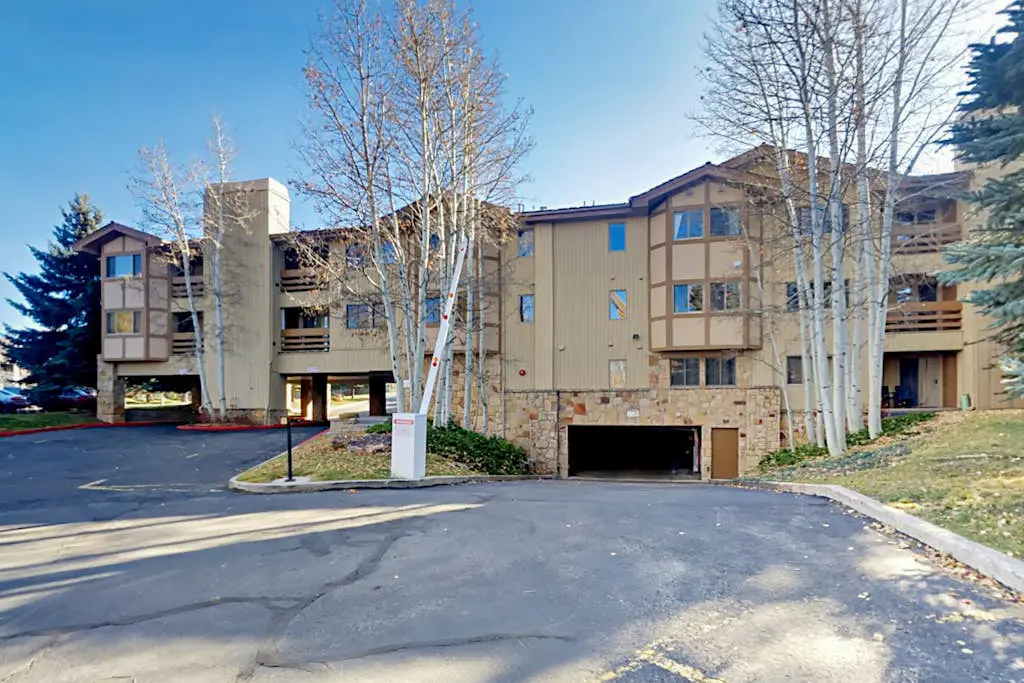 Old Town renovated first-floor condo with shared all-season pool, walk to slopes
