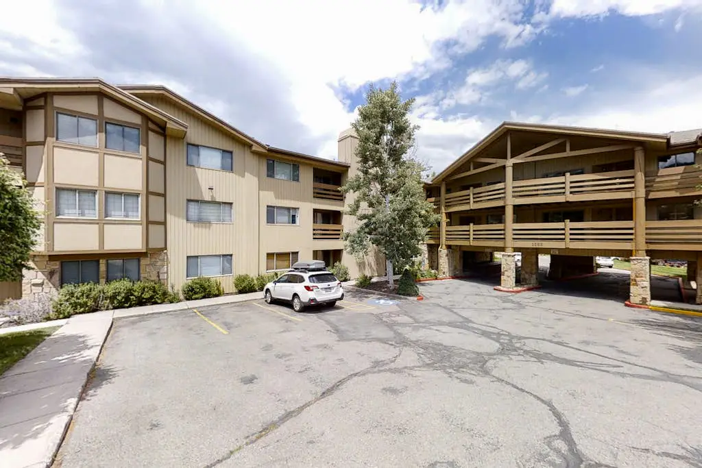 Old Town renovated first-floor condo with shared all-season pool, walk to slopes
