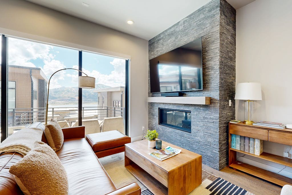 Stunning house w/ ski & lake views, private hot tub, private W/D