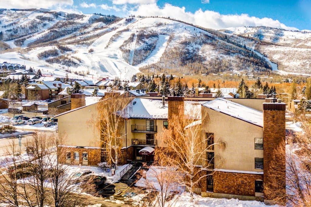 Mountain view condo w/ fireplace & shared sauna - walk to lifts & more