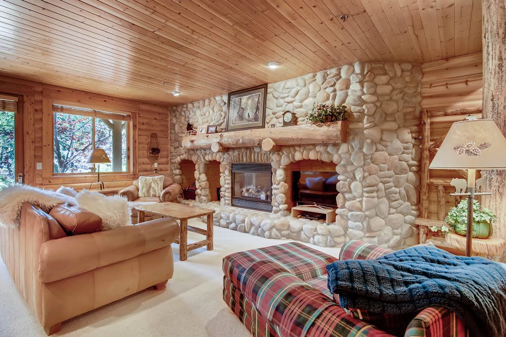 Unbeatable mid-mountain condo in Silver Lake Village w/ shared pool & hot tub