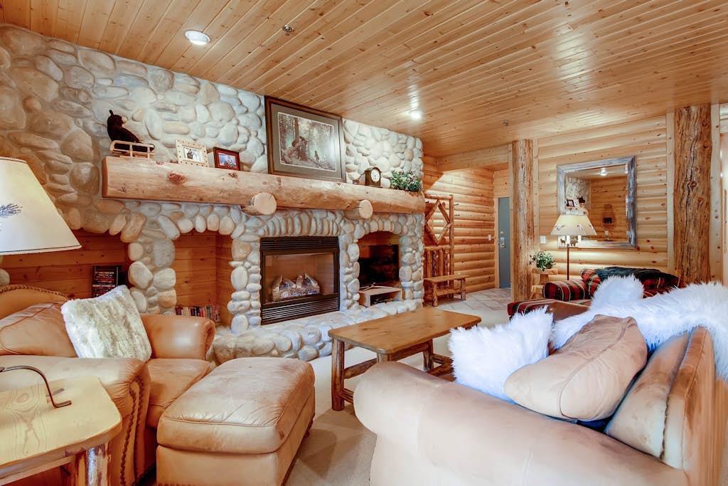 Unbeatable mid-mountain condo in Silver Lake Village w/ shared pool & hot tub