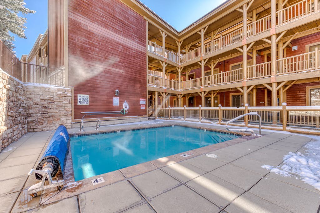 Unbeatable mid-mountain condo in Silver Lake Village w/ shared pool & hot tub