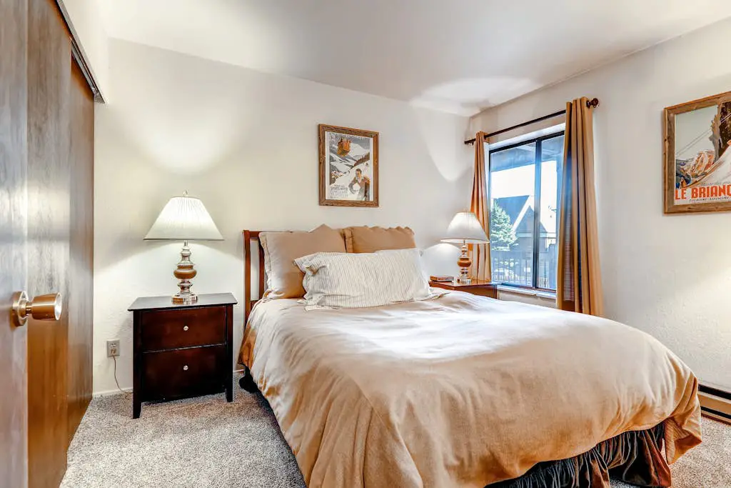 Cute condo w/ a shared pool & hot tub plus easy access to Park City Mountain