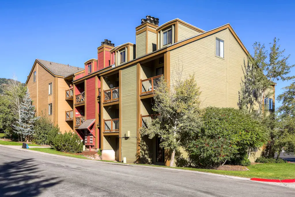 Cute condo w/ a shared pool & hot tub plus easy access to Park City Mountain