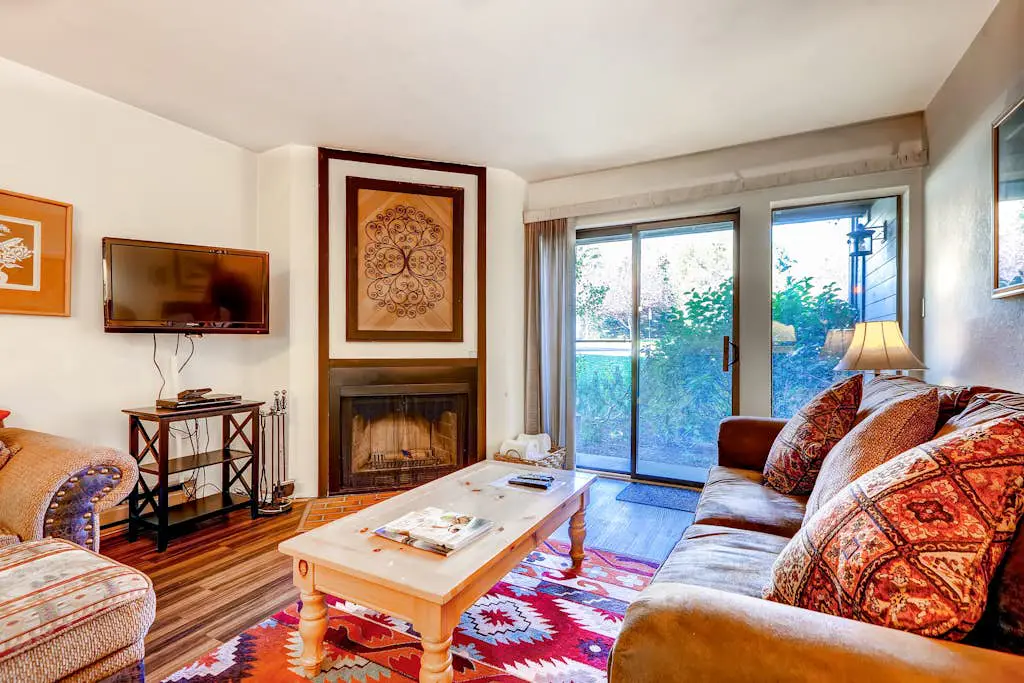 Cute condo w/ a shared pool & hot tub plus easy access to Park City Mountain