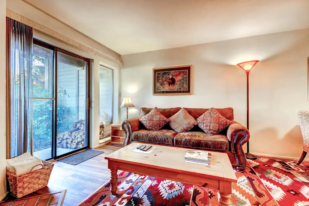 Cute condo w/ a shared pool & hot tub plus easy access to Park City Mountain
