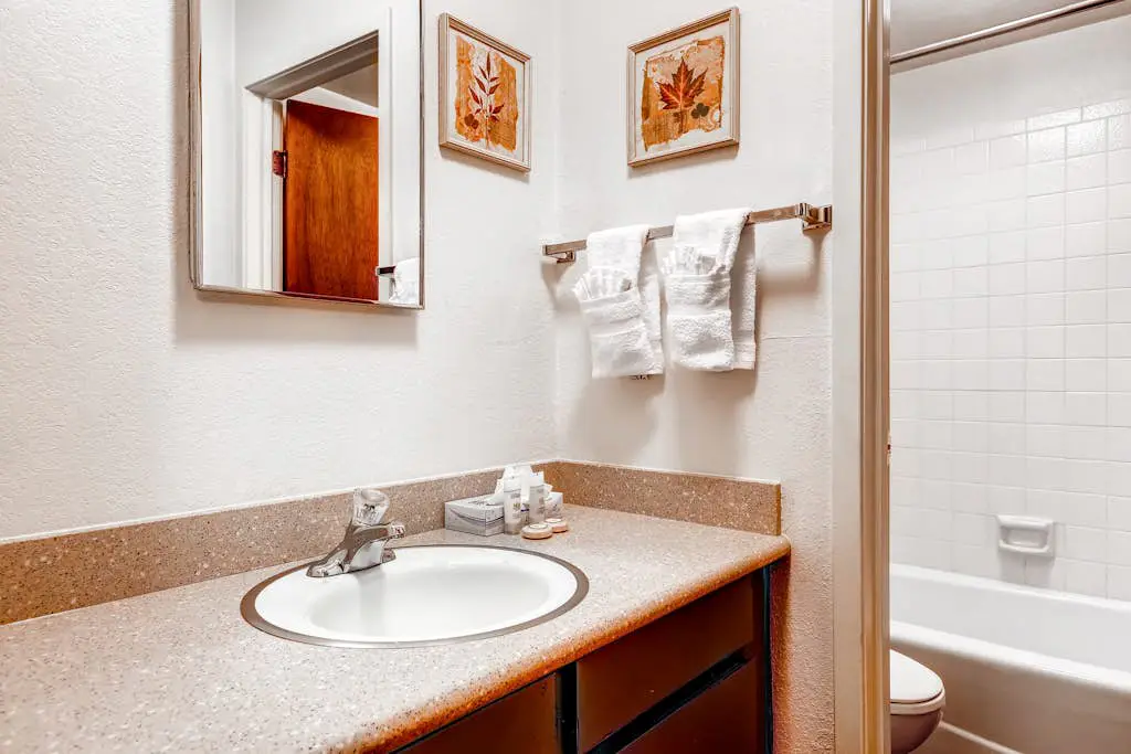 Cute condo w/ a shared pool & hot tub plus easy access to Park City Mountain