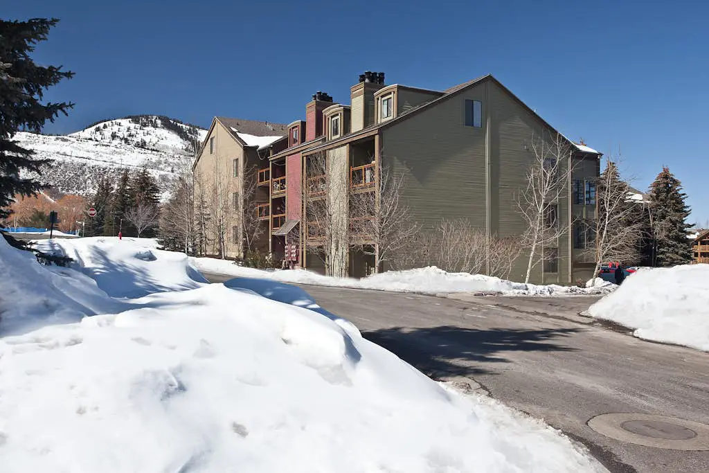 Cute condo w/ a shared pool & hot tub plus easy access to Park City Mountain
