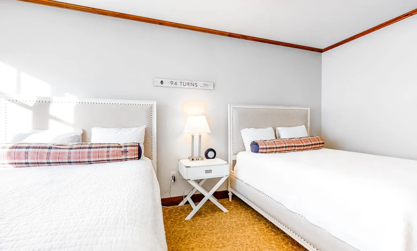 Cozy one bedroom condo with fireplace, pool, hot tub, & ski-in/out access