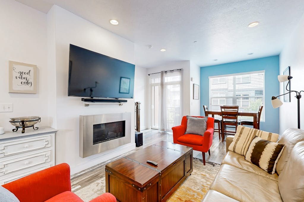 Mountain Getaway | Private Rooftop Spa | Walk to Dining, Shops & Rec Center