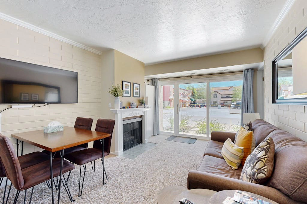 Cozy Mountain Getaway with Hot Tub - Near Slopes, Links & Shuttle